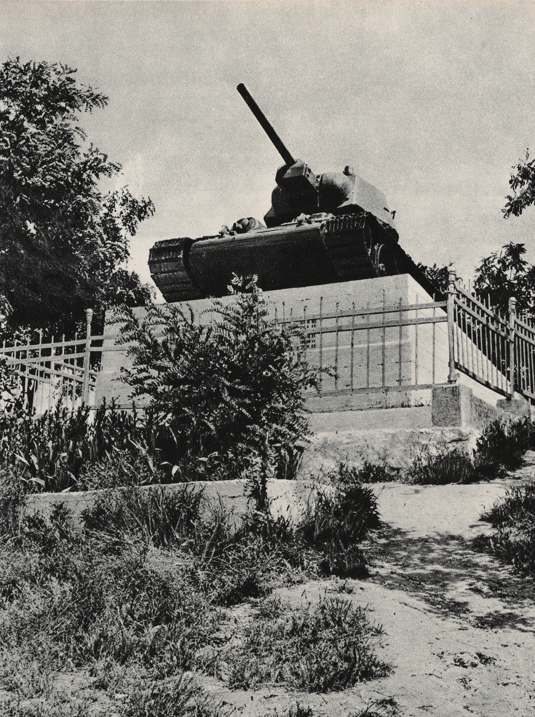 Памятник танкистам в 1970-х годах