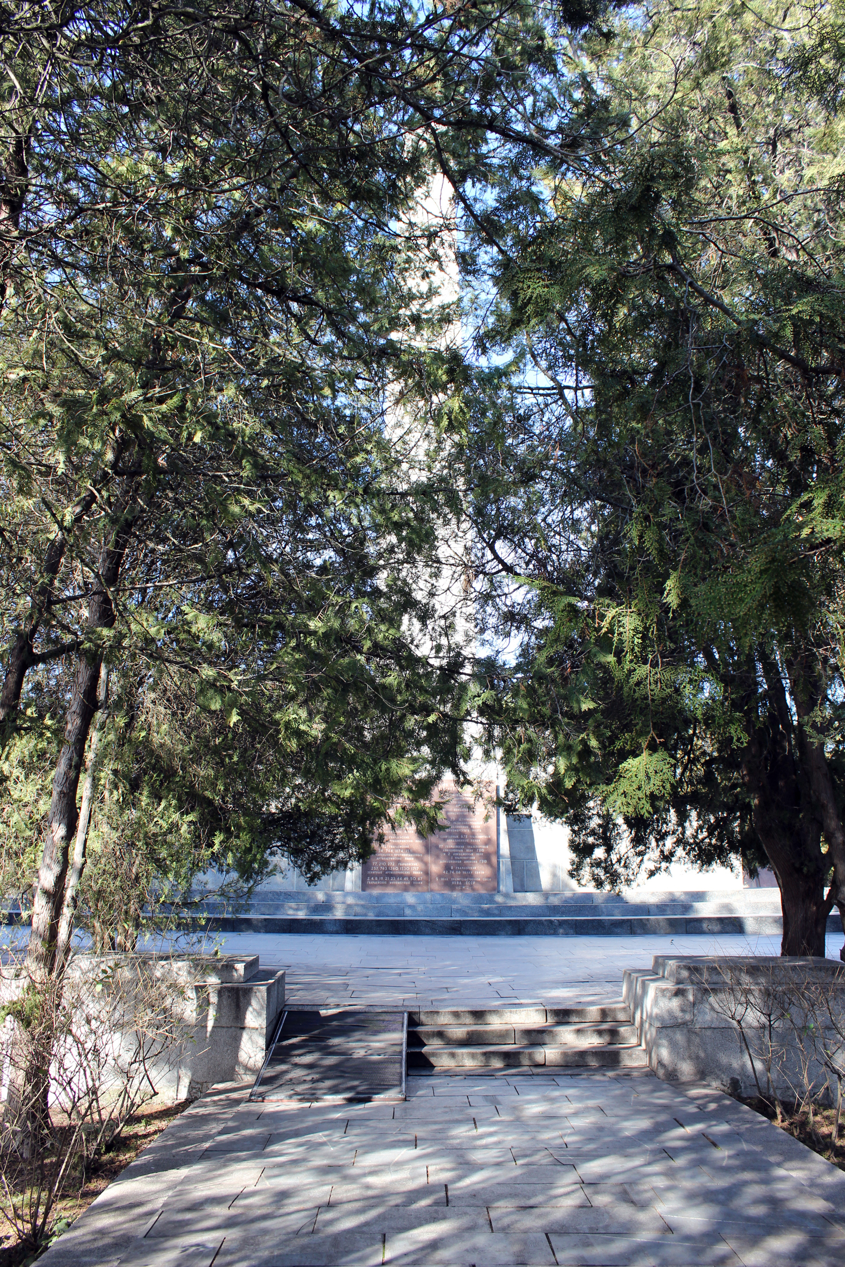 "Вход" к мемориалу со стороны здания Диорамы