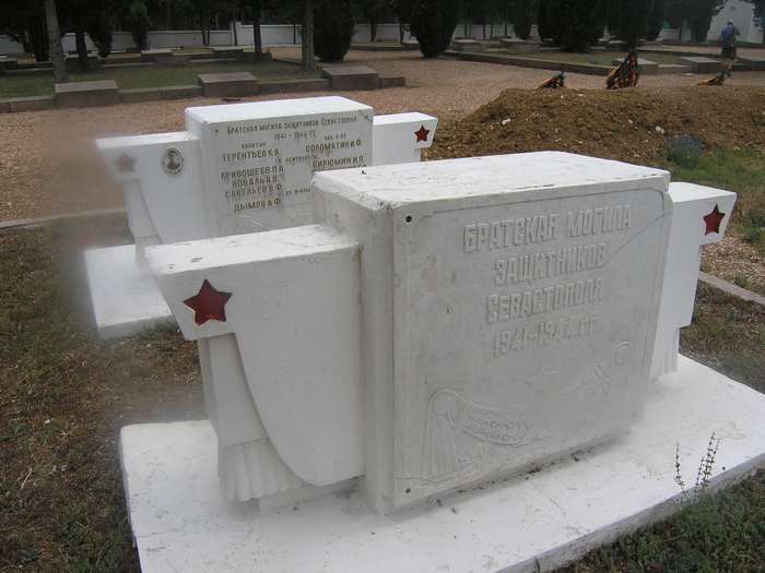  Братская могила защитников Севастополя