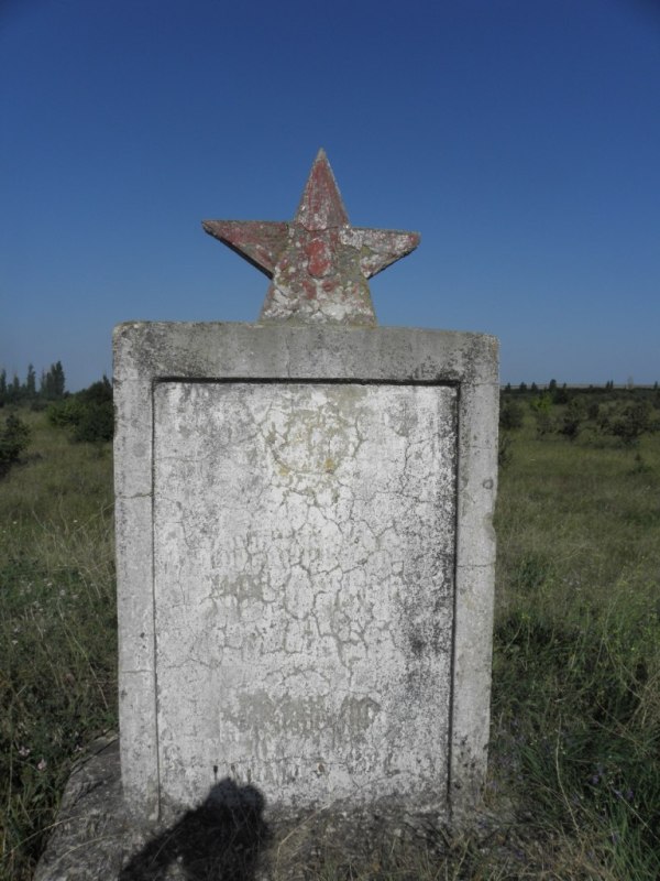 Неизвестный памятник недалеко от места гибели Белокопытова