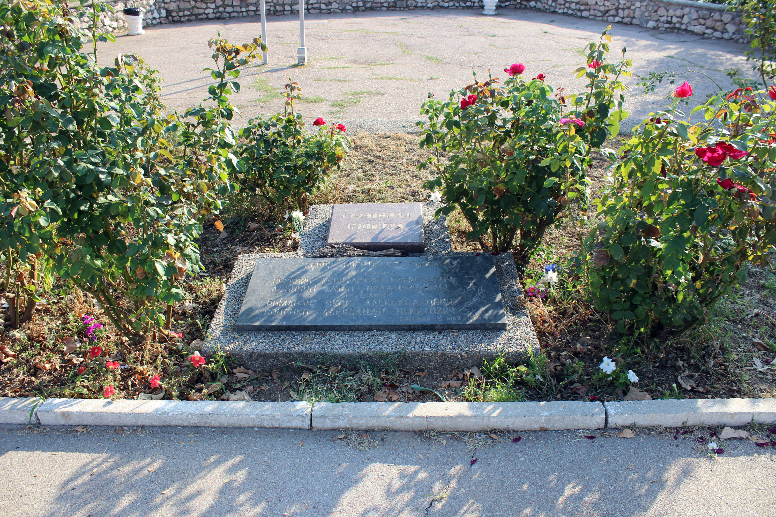 Братская могила 4-х Героев Советского Союза
