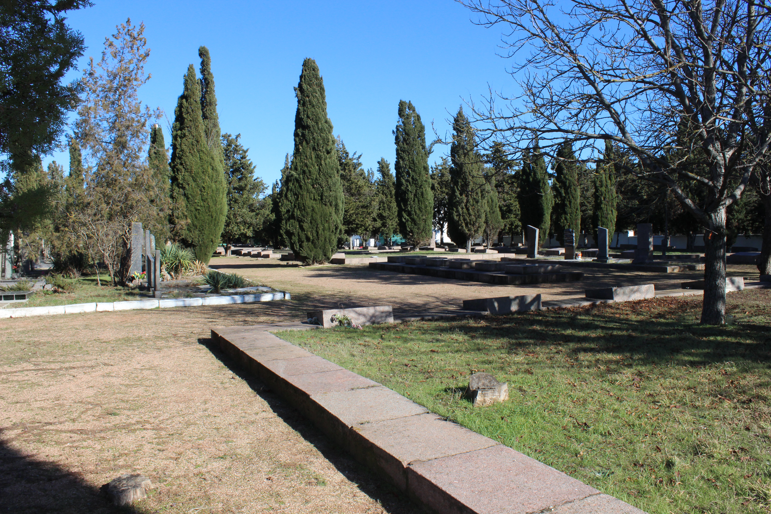  Братские могилы слева
